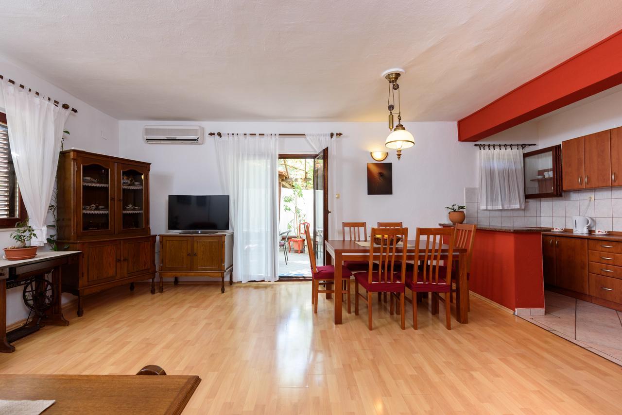 Guesthouse Aria Trogir Exterior photo
